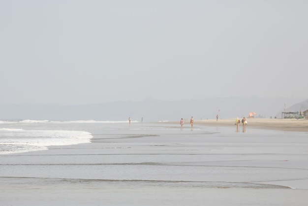 mar orilla olas pista arena