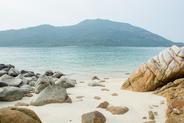 Mar paisagem tropical com montanhas e rochas