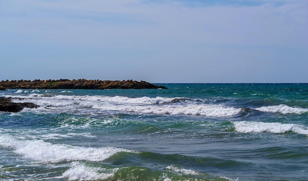 Mar y paisaje costero de un surf con una ola de espuma blanca