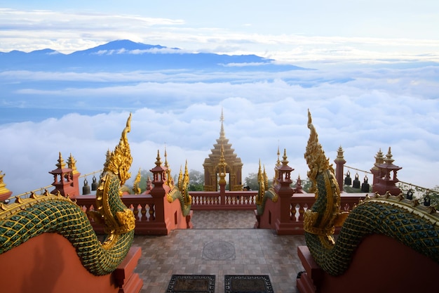 Mar de paisaje de niebla bajo un cielo azul nublado de Wat Phra That Doi Phra Chan en Lampang