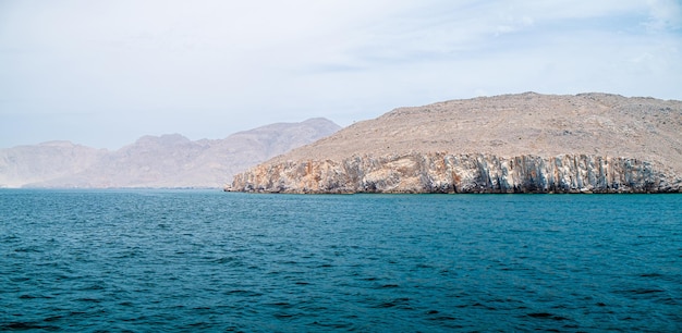 Mar paisaje tropical con montañas y fiordos Omán