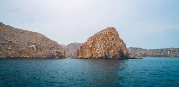 Mar paisaje tropical con montañas y fiordos Omán