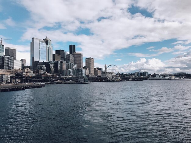 Foto mar por el paisaje urbano contra el cielo