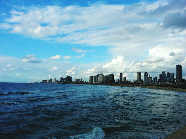 Foto mar y paisaje urbano contra el cielo