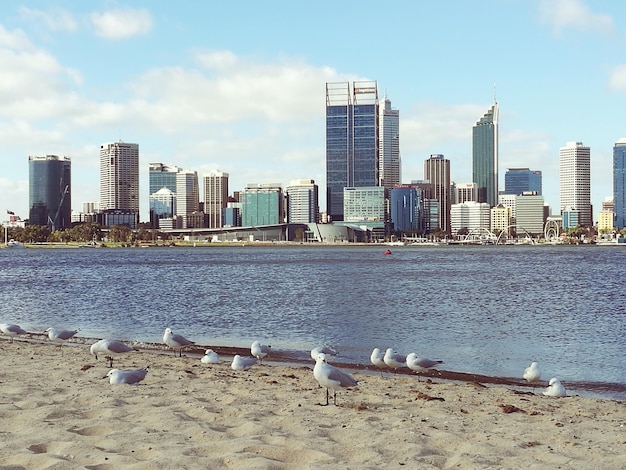 Mar por paisaje urbano contra el cielo