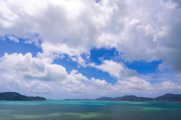 Mar paraíso tropical con isla pequeña