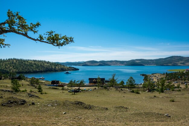 Mar pequeno. Lago Sibéria Baikal no verão