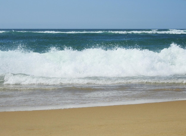 Foto el mar la playa de arena blanca y el cielo azul en verano