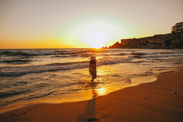 Mar playa chica silueta, puesta de sol