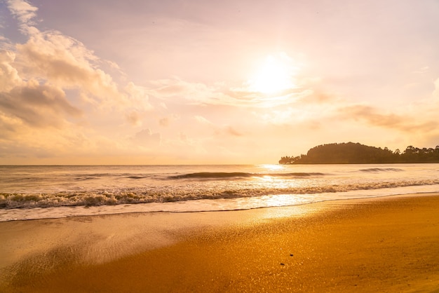 Mar de playa hermosa y vacía al amanecer o al atardecer