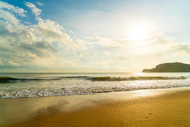 Mar de playa hermosa y vacía al amanecer o al atardecer