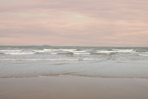 Mar y playa en la noche.