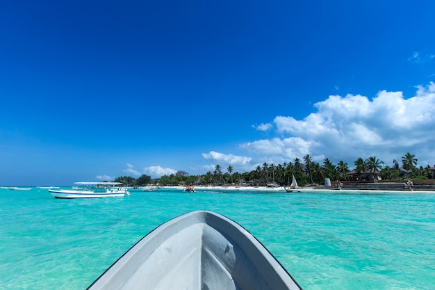 mar en playa de Zanzibar