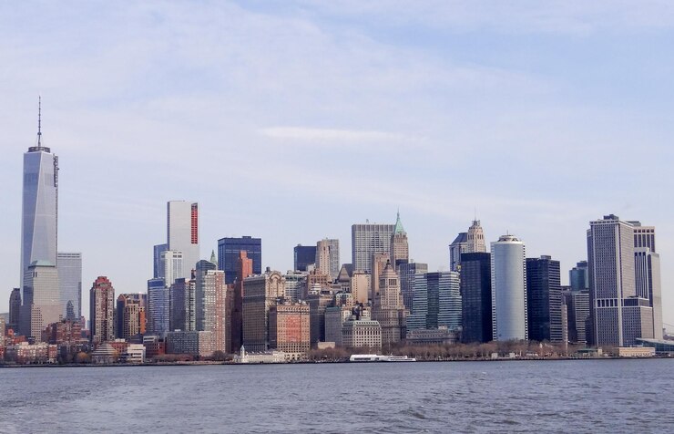 Foto mar por edifícios modernos contra o céu na cidade