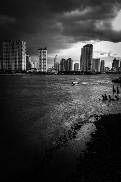 Foto mar por edifícios modernos contra o céu na cidade