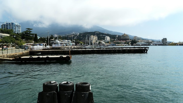 Mar por edifícios na cidade