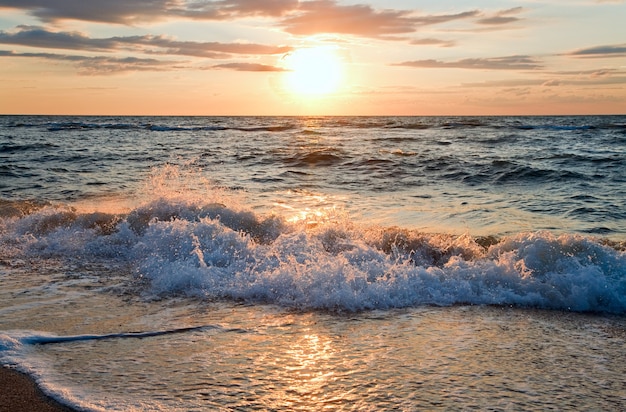 Mar puesta de sol surf gran ola romper en la costa