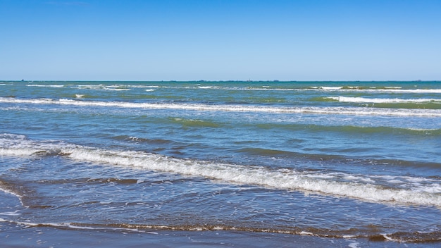 Mar quente de verão, praia vazia