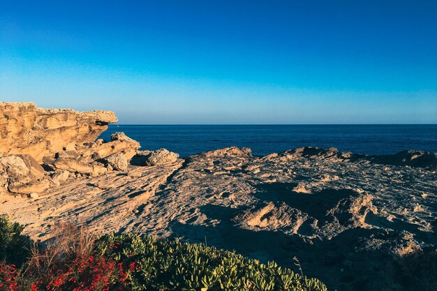 Foto mar y rocas de rodas