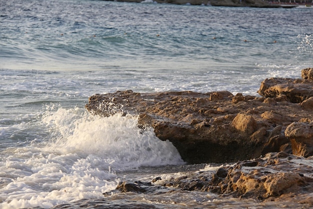 Mar Rojo en las olas del atardecer