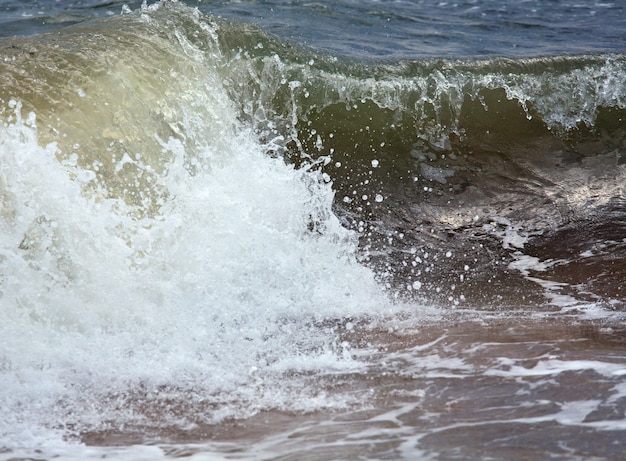 Mar surf gran ola rompiendo en la costa (fondo de naturaleza)