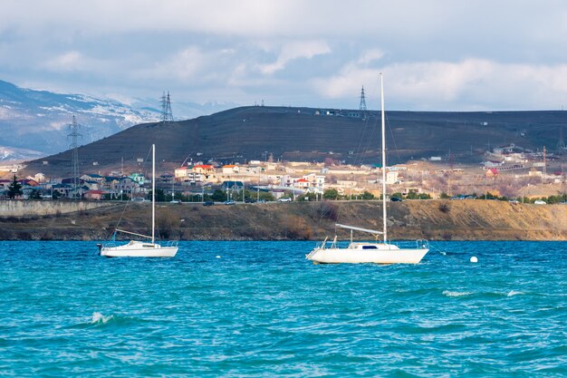 Mar de Tbilisi y barcos con velas desinfladas