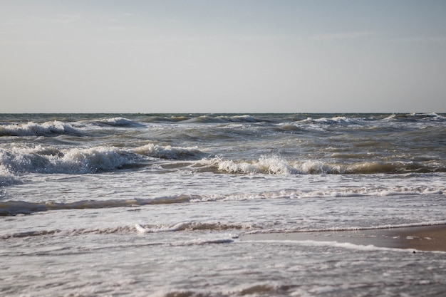 Mar tempestuoso e céu azul. Oceano com ondas. Fundo natural.