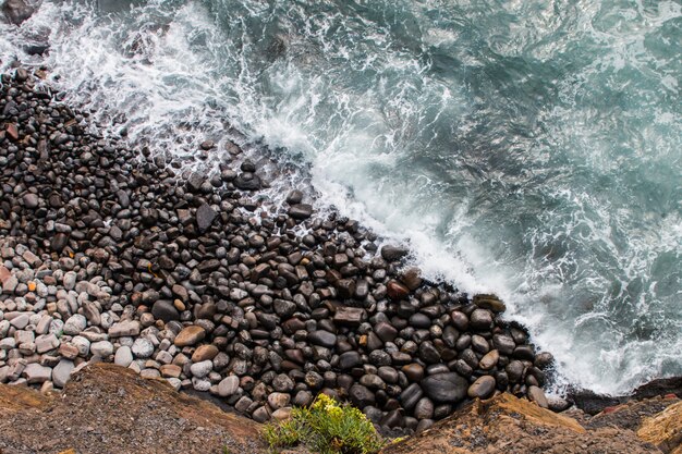 Foto mar y tierra se encuentran en gaztelugatxe, país vasco.