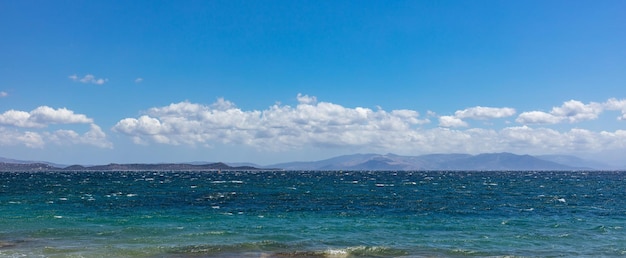 Mar tormentoso cielo azul con fondo de nubes