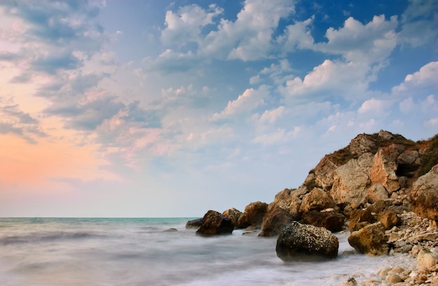 Foto mar tranquilo después del atardecer