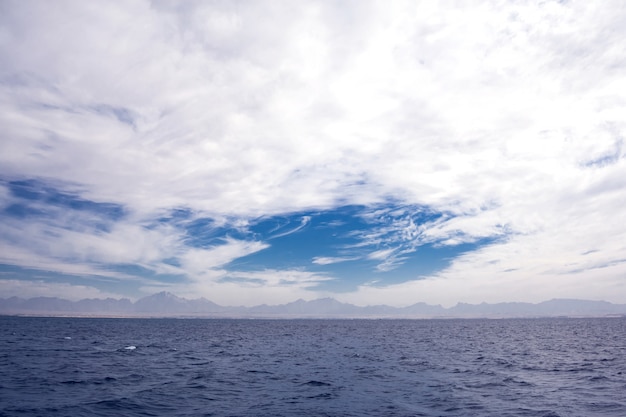 Mar tranquilo y fondo de cielo azul. Concepto de naturaleza