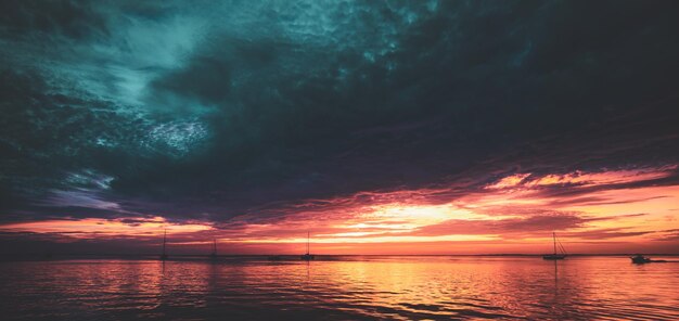 Mar tranquilo inspirador con cielo al atardecer. Fondo de océano y cielo de meditación. Colorido horizonte sobre el agua Temprano en la mañana, amanecer sobre el mar.