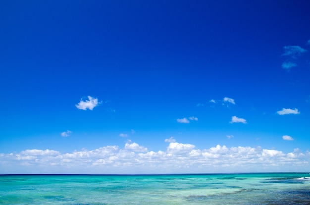 Mar tropical bajo el cielo azul