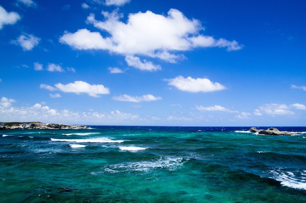 Mar tropical bajo el cielo azul