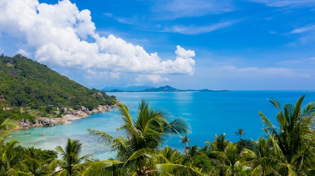 Mar tropical da vista aérea e céu azul em Ko Samui, Surat Thani, Tailândia.