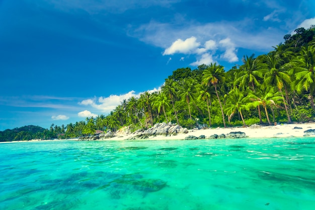 Foto mar tropical e céu azul em koh samui, tailândia