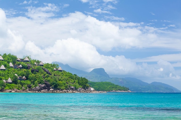 Mar tropical e montanhas com palmeiras