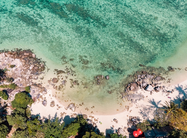 Mar tropical Esmeralda com coral e pedras na praia