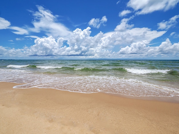 Mar tropical no leste da tailândia, conceito de férias e relaxamento