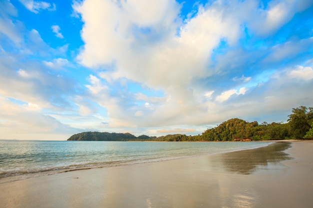 Mar tropical y playa y cielo en tailandia