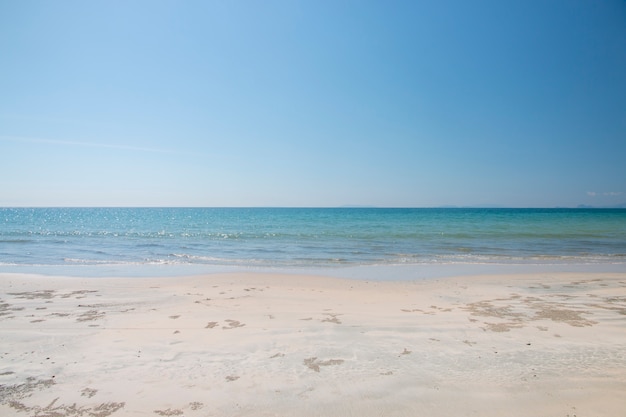 mar tropical y playa con fondo de cielo azul