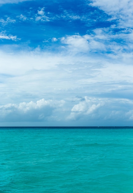 Mar tropical sob o céu azul paisagem do mar