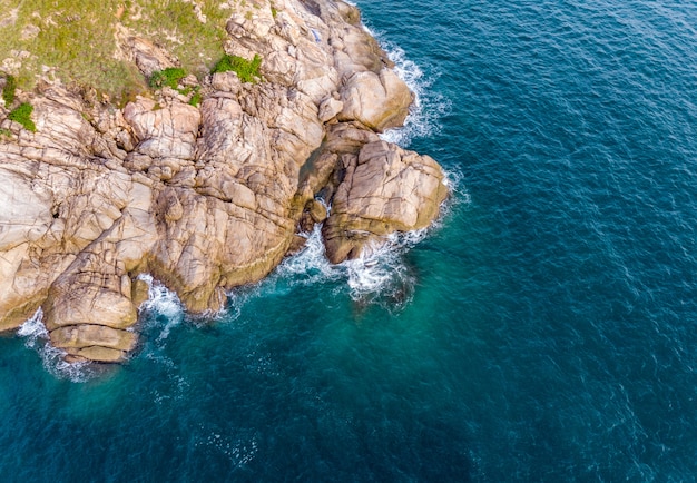 Mar turquesa con litoral rocoso.