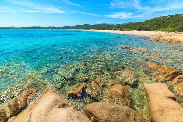 Mar turquesa na praia de liscia ruja sardenha