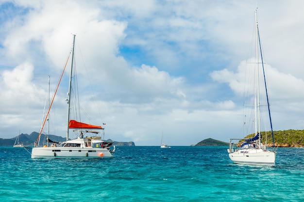 Mar turquesa y yates y catamaranes anclados Cayos de Tobago San Vicente y las Granadinas Mar Caribe