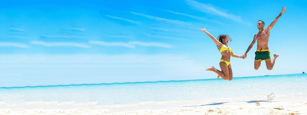 Foto mar de vacaciones de pareja feliz, imagen de banner con espacio de copia