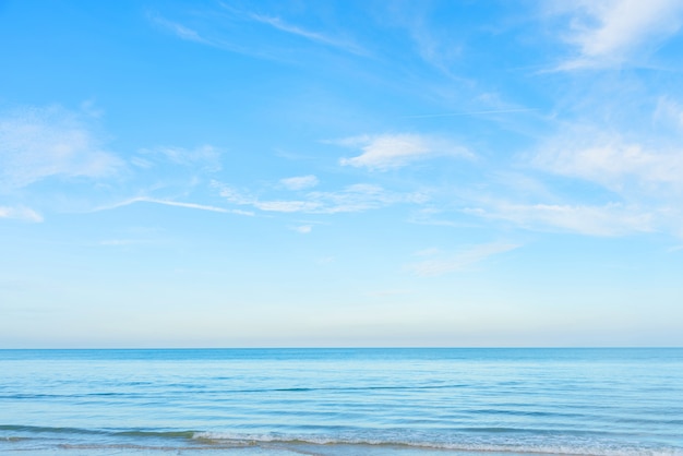 Mar vacío y playa, horizonte