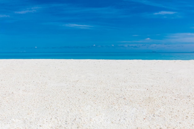 Mar vazio e fundo de praia com espaço de cópia. Horizonte do mar da praia tropical com céu ensolarado