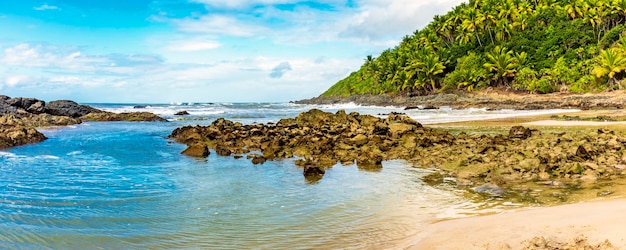 Mar entre vegetación y rocas en la playa de Prainha en Serra Grande en la costa sur de Bahia