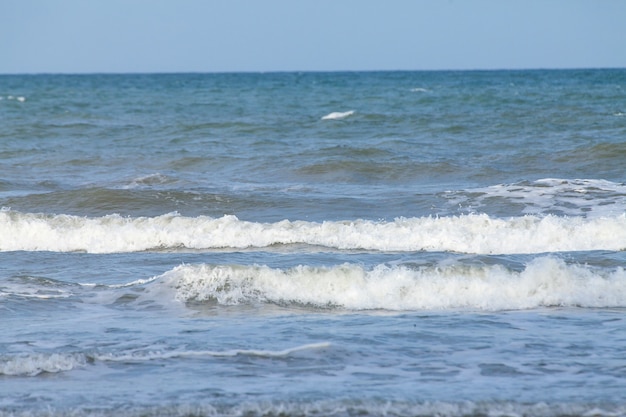 Mar, vento, ondas e céu nublado